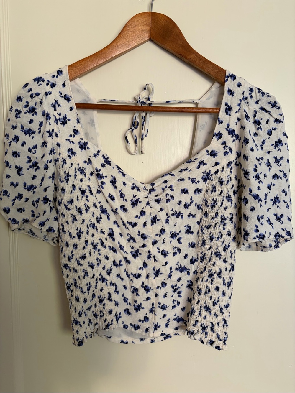 ASTR the Label Smocked Puff Sleeve Top Blue Ditsy Floral Sweetheart Tie Back S